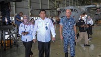 Panglima Angkatan Tentara Malaysia Jenderal Tan Sri Dato Sri Haji Affendi Bin Buang TUDM (kanan) berjalan bersama Dirut PT Dirgantara Indonesia (PTDI) Gita Amperiawan (kedua kiri) saat melakukan kunjungan di Hanggar PTDI, Bandung, Jawa Barat, Rabu (22/6/2022).