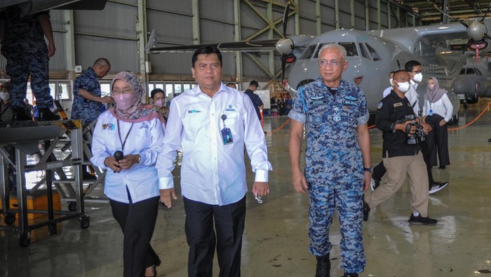 Panglima Tentara Malaysia Cek Progres Modernisasi Pesawat CN 235 Panglima Angkatan Tentara Malaysia Jenderal Tan Sri Dato Sri Haji Affendi Bin Buang TUDM (tengah) menaiki kendaraan saat melakukan kunjungan di Hanggar PTDI, Bandung, Jawa Barat, Rabu (22/6/2022). Dalam kunjungan tersebut, Panglima Angkatan Tentara Malaysia melakukan pengecekan proses modernisasi dua unit pesawat CN 235 untuk keperluan keamanan kemaritiman Malaysia. ANTARA FOTO/Raisan Al Farisi/nym.