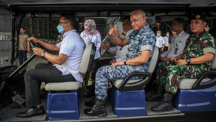 Panglima Tentara Malaysia Cek Progres Modernisasi Pesawat CN 235 Panglima Angkatan Tentara Malaysia Jenderal Tan Sri Dato Sri Haji Affendi Bin Buang TUDM (tengah) menaiki kendaraan saat melakukan kunjungan di Hanggar PTDI, Bandung, Jawa Barat, Rabu (22/6/2022). Dalam kunjungan tersebut, Panglima Angkatan Tentara Malaysia melakukan pengecekan proses modernisasi dua unit pesawat CN 235 untuk keperluan keamanan kemaritiman Malaysia. ANTARA FOTO/Raisan Al Farisi/nym.