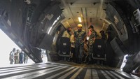 Panglima Angkatan Tentara Malaysia Jenderal Tan Sri Dato Sri Haji Affendi Bin Buang TUDM (tengah) meninjau pesawat CN 235 di Hanggar PTDI, Bandung, Jawa Barat, Rabu (22/6/2022).