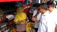 Mendag Zulhas berbincang dengan pedagang di salah satu warung saat memantau harga minyak goreng di area sekitar Pasar Klender, Jakarta Timur.
