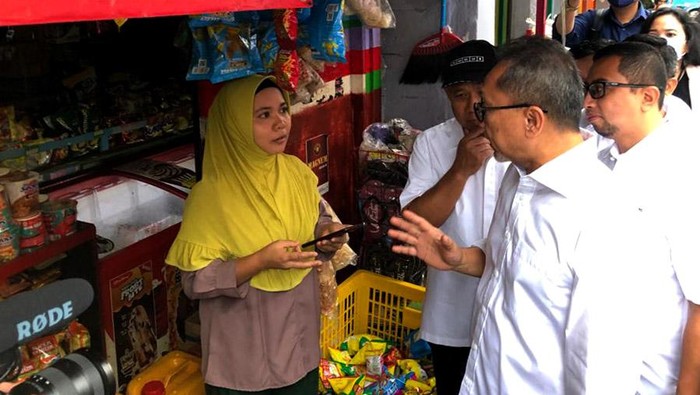 Menteri Perdagangan Zulkifli Hasan mengunjungi sejumlah warung di sekitar Pasar Klender, Jakarta Timur. Ia datang untuk memantau harga minyak goreng.