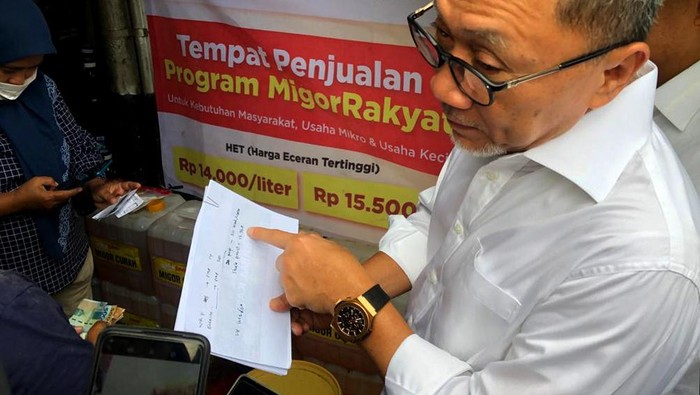 Pantau Harga Migor, Mendag Zulhas Blusukan ke Warung-warung Menteri Perdagangan Zulkifli Hasan mengunjungi sejumlah warung di sekitar Pasar Klender, Jakarta Timur. Ia datang untuk memantau harga minyak goreng.