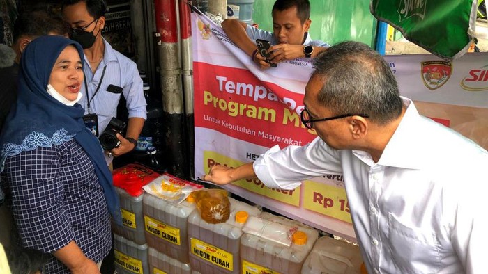 Pantau Harga Migor, Mendag Zulhas Blusukan ke Warung-warung Menteri Perdagangan Zulkifli Hasan mengunjungi sejumlah warung di sekitar Pasar Klender, Jakarta Timur. Ia datang untuk memantau harga minyak goreng.