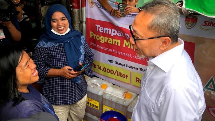 Pantau Harga Migor, Mendag Zulhas Blusukan ke Warung-warung Menteri Perdagangan Zulkifli Hasan mengunjungi sejumlah warung di sekitar Pasar Klender, Jakarta Timur. Ia datang untuk memantau harga minyak goreng.