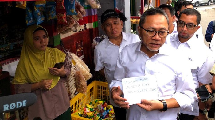 Pantau Harga Migor, Mendag Zulhas Blusukan ke Warung-warung Menteri Perdagangan Zulkifli Hasan mengunjungi sejumlah warung di sekitar Pasar Klender, Jakarta Timur. Ia datang untuk memantau harga minyak goreng.