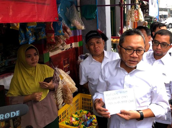 Menteri Perdagangan Zulkifli Hasan mengunjungi sejumlah warung di sekitar Pasar Klender, Jakarta Timur. Ia datang untuk memantau harga minyak goreng.
