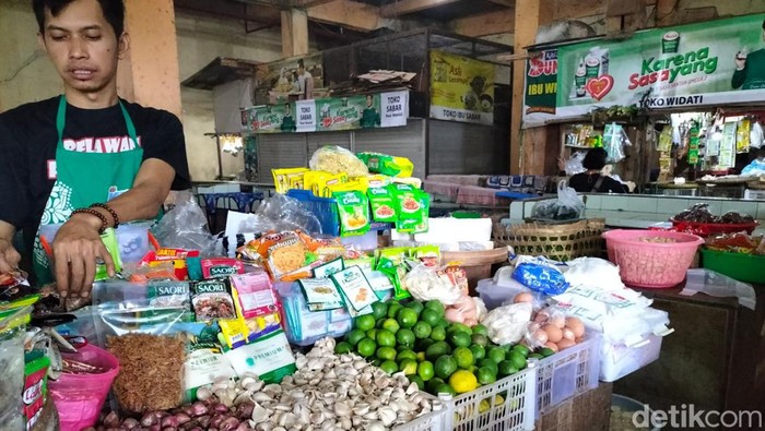 Pedagang sayuran di pasar Boyolali, Heri, tengah menunggui dagangannya, Rabu (22/6/2022).