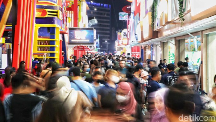Pekan Raya Jakarta kembali digelar usai 2 tahun vakum akibat pandemi COVID-19. Selain berwisata kuliner, warga antusias kunjungi PRJ untuk berburu diskon.