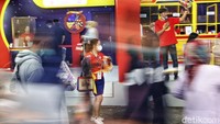 Sedangkan untuk produk-produk elektronik bisa travelers temui di Hall D2. Di sini telah hadir berbagai brand elektronik. Mulai dari yang berjenis gadget, produk kecantikan seperti catokan, hingga kebutuhan rumah tangga seperti kursi pijat, panci, dan microwave.