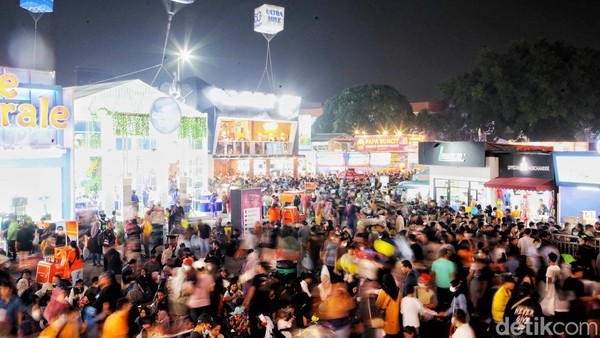 Kembali digelar usai 2 tahun vakum akibat pandemi COVID-19, Pekan Raya Jakarta ramai dikunjungi warga.