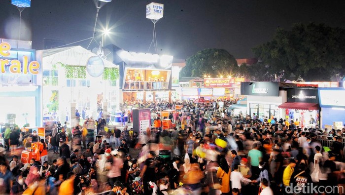 Pekan Raya Jakarta Diserbu Warga, Intip Kemeriahannya Pekan Raya Jakarta kembali digelar usai 2 tahun vakum akibat pandemi COVID-19. Selain berwisata kuliner, warga antusias kunjungi PRJ untuk berburu diskon.