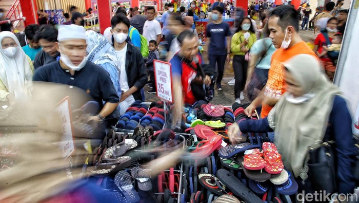 Pekan Raya Jakarta Diserbu Warga, Intip Kemeriahannya Pekan Raya Jakarta kembali digelar usai 2 tahun vakum akibat pandemi COVID-19. Selain berwisata kuliner, warga antusias kunjungi PRJ untuk berburu diskon.