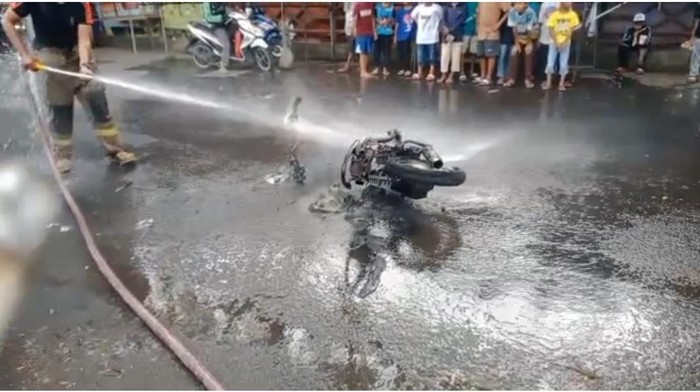 Penampakan motor yang terbakar saat melaju di Pasar Kemis (Istimewa)