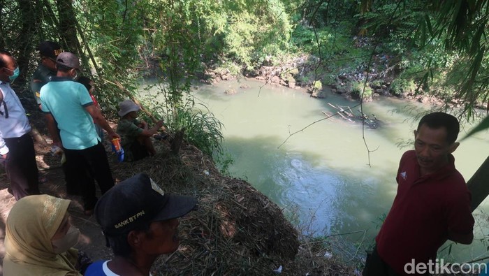 Pencarian warga Bantul yang ceburkan diri di Sungai Opak, Rabu (22/6/2022).