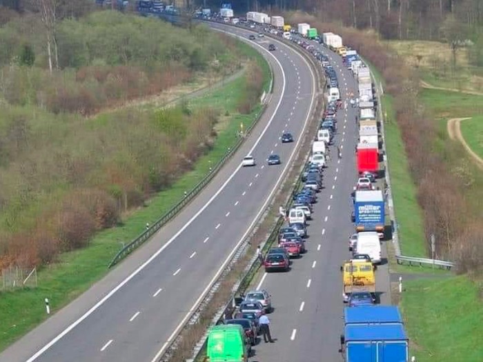 Pengendara di Jerman langsung minggir ketika macet, untuk memberi jalan pada kendaraan darurat