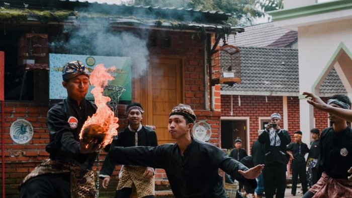 Permainan bola leungeun seuneu.