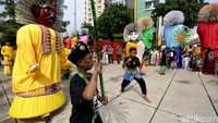 Beragam kegiatan digelar untuk memeriahkan HUT ke-945 DKI Jakarta, salah satunya pertunjukan ondel-ondel di Taman Ismail Marzuki.