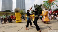 Warga antusias menyaksikan pertunjukan ondel-ondel di Taman Ismail Marzuki, Jakarta.