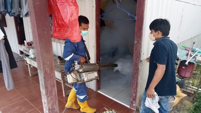 Petugas melakukan fogging di tiap pemukiman warga di Toraja Utara.