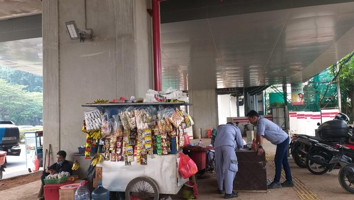 PKL di Kolong Proyek LRT/Kholida Qothrunnada