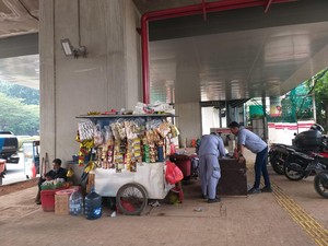 Omzet PKL Dulu Rp 60 Ribu/Hari, Mangkal di Kolong Proyek LRT Jadi Rp 500 Ribu
