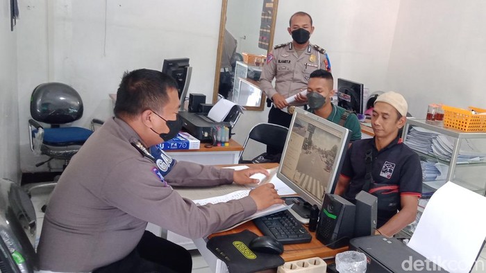 Polisi memeriksa dua orang terkait video bernarasi mobil menghalangi laju ambulans di Klaten, Rabu (22/6/2022).