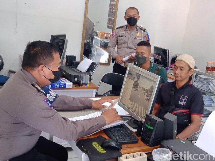 Polisi memeriksa dua orang terkait video bernarasi mobil menghalangi laju ambulans di Klaten, Rabu (22/6/2022).