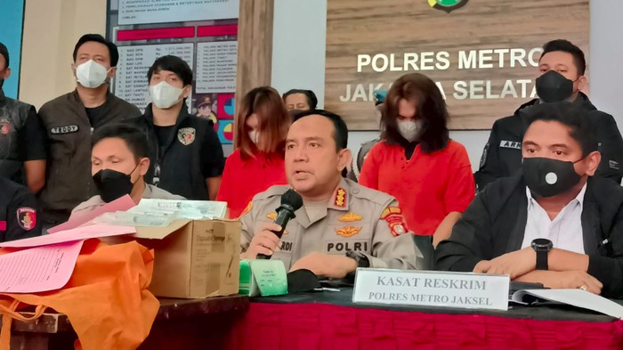 Polisi menetapkan 2 transpuan tersangka kasus kematian wanita inisial I di apartemen Jaksel.