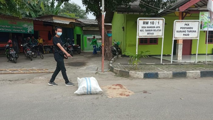 Polisi olah tKP pengeroyokan yang tewaskan pria di depan kantor RW di Tambun Selatan, Kabupaten Bekasi