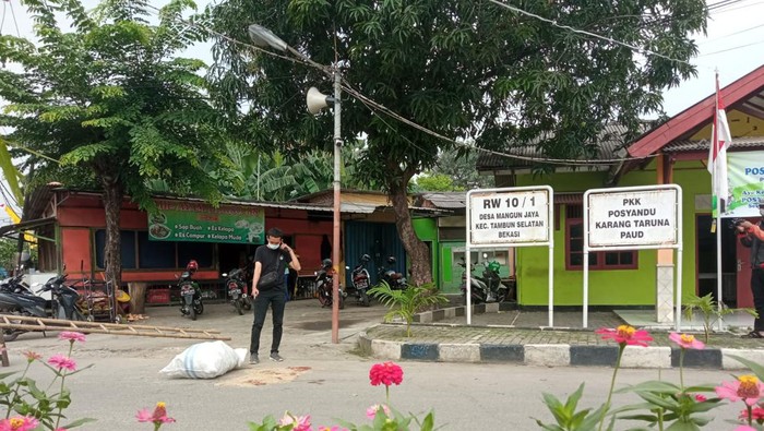 Polisi olah tKP pengeroyokan yang tewaskan pria di depan kantor RW di Tambun Selatan, Kabupaten Bekasi