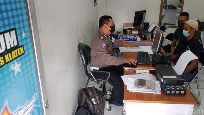 Polisi periksa sopir dan perekam soal viral video bernarasi mobil halangi ambulans di Klaten, Rabu (22/6/2022).