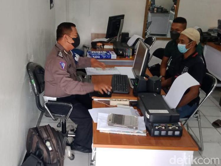 Polisi Periksa Sopir-Perekam soal Video Mobil Halangi Ambulans Klaten