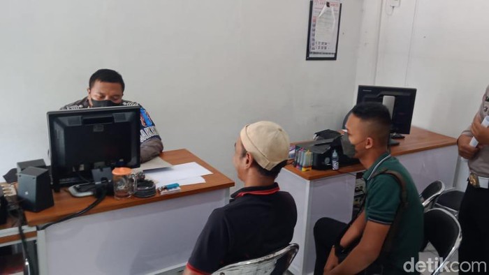 Polisi periksa sopir dan perekam soal viral video bernarasi mobil halangi ambulans di Klaten, Rabu (22/6/2022). Polisi periksa sopir dan perekam soal viral video bernarasi mobil halangi ambulans di Klaten, Rabu (22/6/2022).