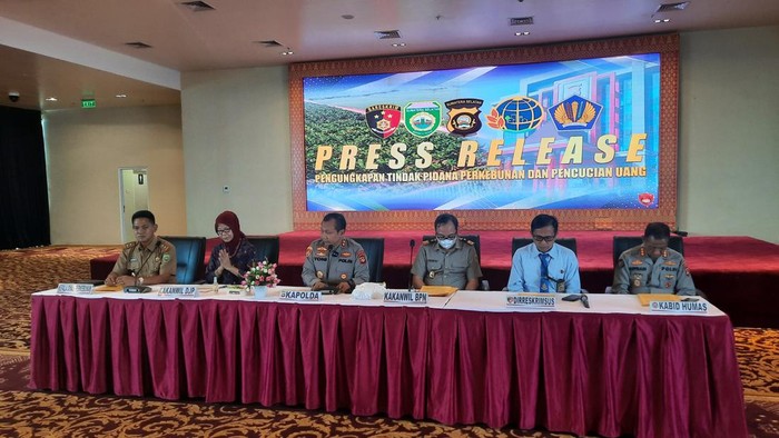 Memberikan keterangan pers di Polda Sumsel. Foto: Prima Syahbana/detikSumut