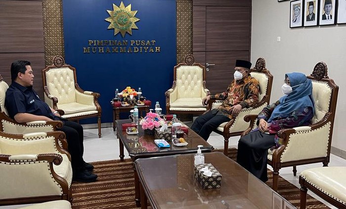 Potret Erick Thohir Ziarah ke Makam Buya Syafii Menteri BUMN Erick Thohir berziarah ke makam Buya Syafii Maarif di Taman Makam Husnul Khotimah PKU Muhammadiyah, Kulon Progo, Rabu (22/6/2022). Erick didampingi Ketua PP Muhammadiyah Agus Taufiqurrahman, Komisaris Independen PT Jamkrindo Muhammad Muchlas Rowi dan beberapa pengurus Rumah Sakit PKU Muhammadiyah.
Erick Thohir Ingin Ikhtiar Jadikan Ummat Berdaya Laksana Ombak, Seperti Pesan Beliau.