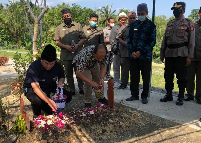 Menteri BUMN Erick Thohir berziarah ke makam Buya Syafii Maarif di Taman Makam Husnul Khotimah PKU Muhammadiyah, Kulon Progo, Rabu (22/6/2022). Erick didampingi Ketua PP Muhammadiyah Agus Taufiqurrahman, Komisaris Independen PT Jamkrindo Muhammad Muchlas Rowi dan beberapa pengurus Rumah Sakit PKU Muhammadiyah.

Erick Thohir Ingin Ikhtiar Jadikan Ummat Berdaya Laksana Ombak, Seperti Pesan Beliau.
