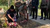 Erick Thohir berziarah ke makam Buya Syafii Maarif di Taman Makam Husnul Khotimah PKU Muhammadiyah, Kulon Progo, Rabu (22/6/2022).