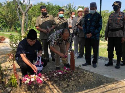 Potret Erick Thohir Ziarah ke Makam Buya Syafii