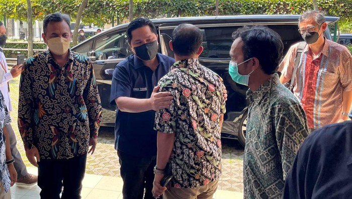 Menteri BUMN Erick Thohir berziarah ke makam Buya Syafii Maarif di Taman Makam Husnul Khotimah PKU Muhammadiyah, Kulon Progo, Rabu (22/6/2022). Erick didampingi Ketua PP Muhammadiyah Agus Taufiqurrahman, Komisaris Independen PT Jamkrindo Muhammad Muchlas Rowi dan beberapa pengurus Rumah Sakit PKU Muhammadiyah.

Erick Thohir Ingin Ikhtiar Jadikan Ummat Berdaya Laksana Ombak, Seperti Pesan Beliau.