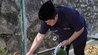 Erick Thohir menaburkan bunga saat berziarah dan berdoa dipusara Buya Safii Maarif.