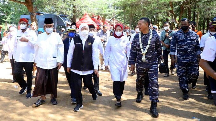 Potret Gubernur Khofifah Sambangi Sumenep, Ada Apa? Gubernur Jawa Timur, Khofifah Indar Parawansa menyambangi Sumenep, Madura. Berbagai kegiatan dilakuukan disana. Ngapain aja sih?
Pemerintah Provinsi Jawa Timur bersama Koarmada II yang bersinergi dengan FKG UNAIR, FKG UHT serta Baznas melakukan baksos kolaboratif multi stakeholders di Pantai Slopeng Sumenep.