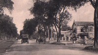Jalan Merdeka Barat tahun 1920-an masih berdiri rumah-rumah pejabat Belanda sederet dengan Museum Gajah sekarang. Dok. djawatempodoeloe