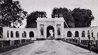 Gerbang Amsterdam adalah gerbang sisa peninggalan benteng VOC semasa J.P. Coen. Gubernur Jenderal Gustaaf Willem baron van Imhoff (1743-1750) pernah merenovasi benteng bagian selatan termasuk gerbang Amsterdam. Lokasi gerbang tersebut berada di persimpangan Jalan Cengkeh, Jalan Tongkol menghadap Gedung Fathillah. Dok. djawatempodoeloe