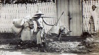 Seorang penjual sasak keliling kampung saat Jakarta masih bernama Batavia. Dok. djawatempodoeloe
