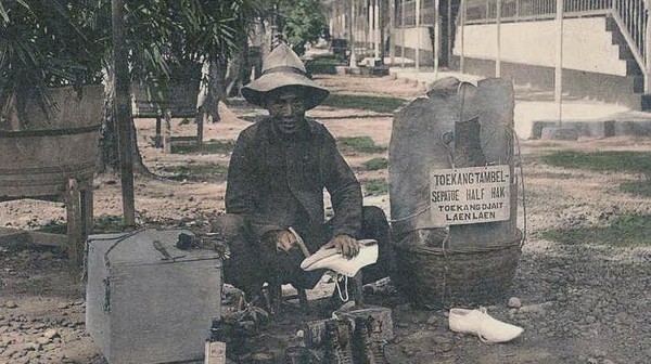 Tukang sol sepatu saat Jakarta masih bernama Batavia. Dok. djawatempodoeloe
