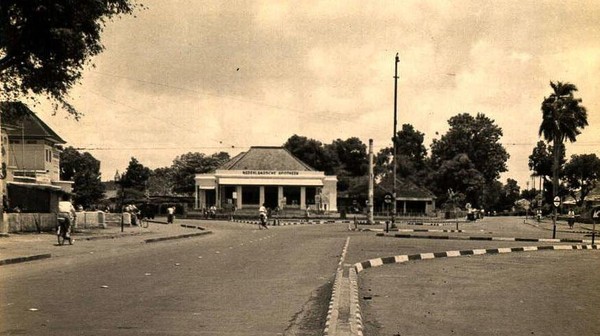 Suasana Jalan Menteng Raya arah Cikini sekitar tahun 1955. Dok. djawatempodoeloe