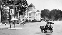 Suasana di sekitar Weltevreden, Jakarta 1925. Kata Weltevreden berasal dari bahasa Belanda yang berarti dalam suasana tenang dan puas. Wilayah ini adalah daerah tempat tinggal utama orang-orang Eropa di pinggiran Batavia. Letaknya kini di sekitar Sawah Besar, Jakarta Pusat. Dok. Collectie Tropenmuseum