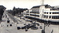Kanal Molenvliet Batavia, 1935-1941. Trem melintas di depan Hotel des Galeries, di simpang yang kini dikenal dengan Harmoni. Tanggal 22 Juni 1527 ditetapkan sebagai tanggal berdirinya Kota Jakarta berdasarkan waktu terjadinya penaklukan Sunda Kelapa oleh Fatahillah dan pasukannya. Nama Sunda Kelapa lalu diganti menjadi Jayakarta. Peristiwa inilah yang diperingati sebagai hari ulang tahun Jakarta. Dok. djawatempodoeloe