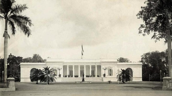 Istana Merdeka, awalnya istana ini digunakan sebagai tempat kediaman resmi Gubernur Jenderal Hindia Belanda hingga pada masa pendudukan Jepang di Indonesia. Dok. djawatempodoeloe